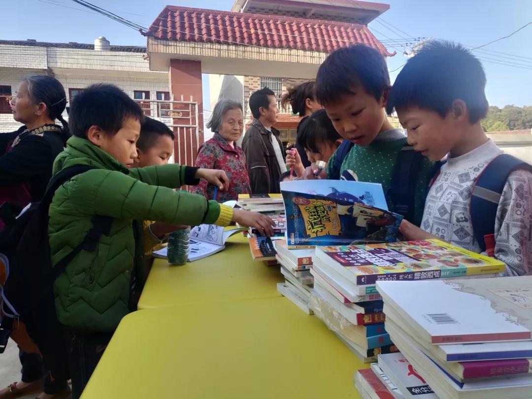 2020年临川区图书馆迎新春送温暖送书下乡活动