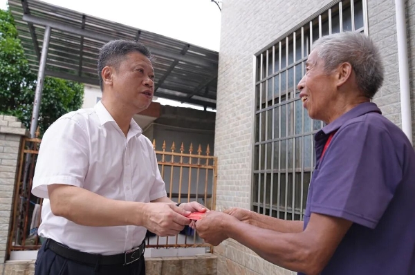 李群彪开展“七一”走访慰问活动