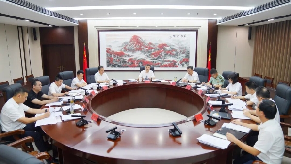 区委常委会召开会议 吴宜文主持
